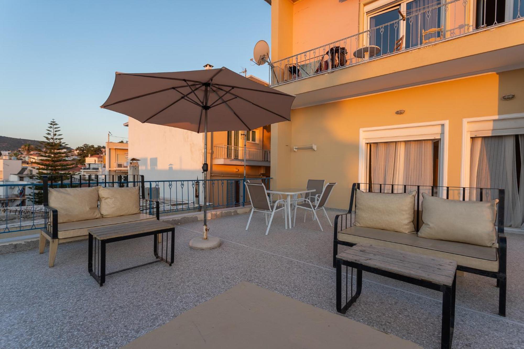 Central Mytilene City-View Apartment For 7 מראה חיצוני תמונה